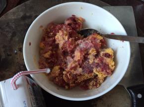 加入纯牛奶一起搅拌均匀