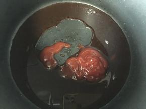 锅里加入红酒和番茄酱、生抽、1匙蜜搅拌均匀