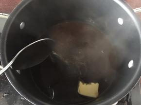 充分搅拌均匀后加入黄油搅拌均匀