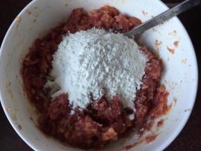 加入面粉搅拌均匀