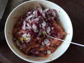 加入切碎的洋葱搅拌均匀