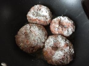 锅里热油放入肉饼在锅里煎4分钟