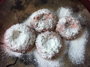 在案板上撒上面粉，将肉饼放在案上，撒上面粉，注意在肉饼中间压个洞