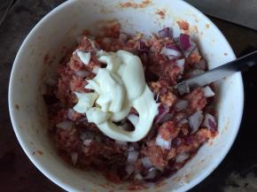 挤入沙拉酱拌匀