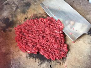 牛肉和猪肉剁成肉泥