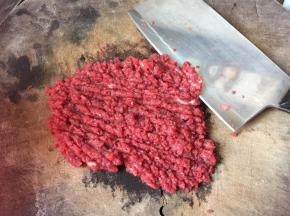 牛肉和猪肉剁成肉泥