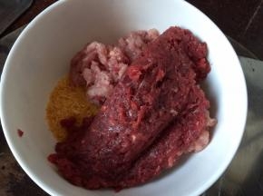 牛肉和猪肉末与面包糠混合