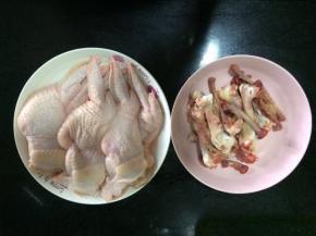 先把鸡翅洗干净，把每个关节的骨头连接处都折断，接着把鸡翅根骨头上的筋剪断，慢慢挨着肉剪，把骨头取出