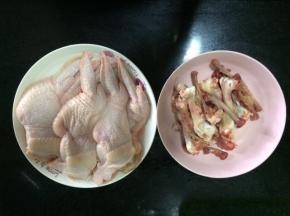 先把鸡翅洗干净，把每个关节的骨头连接处都折断，接着把鸡翅根骨头上的筋剪断，慢慢挨着肉剪，把骨头取出