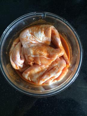 把取好骨头的鸡翅用奥尔良调料腌制一晚上