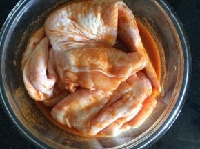 把取好骨头的鸡翅用奥尔良调料腌制一晚上