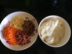 先煮好一碗糥米饭，把所以材料切丁