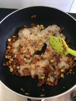 锅里放适量油，先炒配菜，炒出香味后加入糥米饭翻炒，加少许酱油，盐调味