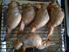 将炒好的糥米饭塞进鸡翅里，注意不能塞太满，烤的时候膨胀会撑爆鸡翅的