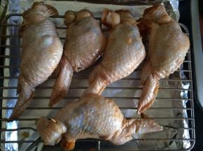 将炒好的糥米饭塞进鸡翅里，注意不能塞太满，烤的时候膨胀会撑爆鸡翅的