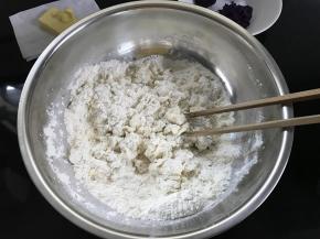 1、把除黄油紫薯泥外的所有材料混匀后揉成面团。