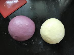 2、把面团分成200克和240克，200克的面团加入40克紫薯泥后继续揉成光滑的面团。240克的原色面团也揉成光滑的面团。