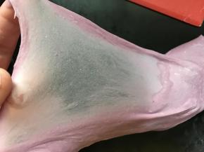 3、加入黄油继续揉至能拉出大片有韧性的薄膜后放温暖处进行一次发酵。