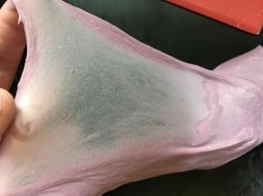3、加入黄油继续揉至能拉出大片有韧性的薄膜后放温暖处进行一次发酵。