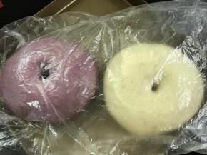 4、手指沾粉插入面团，洞不回缩不塌陷，一次发酵完成。