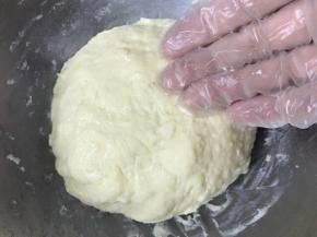 揉匀，揉好后的面团不在粘手。