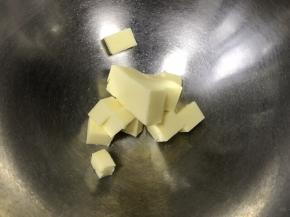 黄油切小块，无需室温软化，直接用