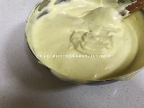 将蛋白分三次混合蛋黄糊。混合搅拌均匀，用切拌或者翻拌的手法。蛋糕糊稍显粘稠，是因为黄桃糊的缘故。