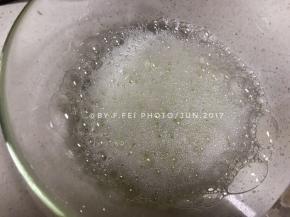 白糖分三次加入打发的蛋白中。第一次为如图所示的粗眼泡泡时加入第一次白糖。第二次是在打到细眼泡泡时，第三次是打到湿性发泡时加入白糖。