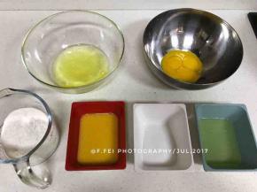 准备好图片上的材料。鸡蛋将蛋黄蛋白分离至两个盆。装蛋白的盆不能有水和油。将我们烧的黄桃糖水，拿一些黄桃出来，倒入黄桃水。搅打至糊状，倒出85克。大约如希腊酸奶般浓稠。多余的抹面包饼干馒头吃掉吧。嘻嘻