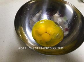 蛋黄里加入油。