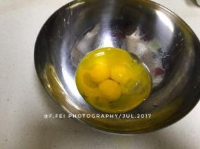 蛋黄里加入油。