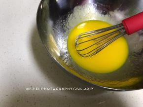 搅打至蛋黄和油直至乳化完全。如图所示。