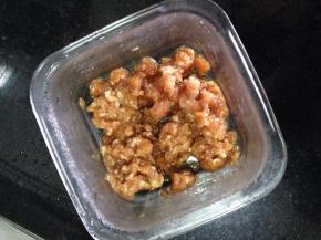 肉末用适量酱油，盐，油腌制一会