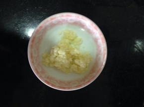 蒜头剁成蒜泥