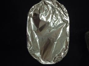 再放入清水，清水能没过粉丝就可以了，清水一定要加，不然粉干会烤得干巴巴的，然后用锡纸盖着烤碗