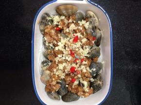 花甲螺事先用水养着，让其吐干净里面的沙，多清洗几遍
先把泡软的粉丝放在烤碗底层，在粉丝的上面撒一点点的盐和酱油，再依次铺上花甲螺，放上肉末，蒜蓉，辣椒