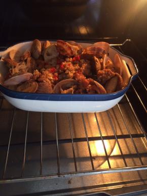 烤箱预热至180度上下火烤35-40分钟，最后几分钟掀开锡纸看一下，螺子全部开口就可以了