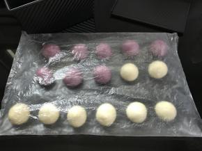 5、把二个面团分别排气后匀分成8个小面团。