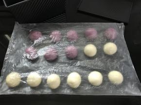 5、把二个面团分别排气后匀分成8个小面团。