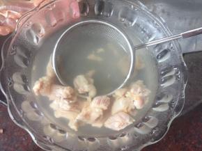 鸡腿肉切小丁用开水烫一下