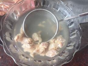 鸡腿肉切小丁用开水烫一下