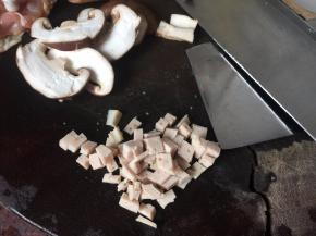 肉饼切丁，香菇切片