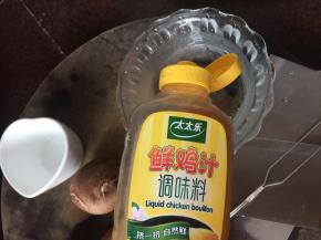 清水里滴入太太乐鲜鸡汁调匀成汤水