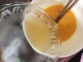 然后将汤汁倒入鸡蛋液中