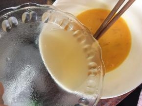 然后将汤汁倒入鸡蛋液中