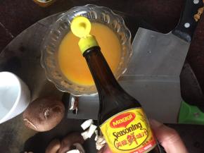 再加入美极鲜味汁拌匀