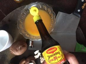 再加入美极鲜味汁拌匀