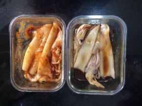 用烤肉酱腌制2小时以上，（烤肉酱是辣的，我只腌了两个鱿鱼做成辣味的，所以我又用蚝油，酱油，玉米油，盐，糖腌制了2个做成不辣的）