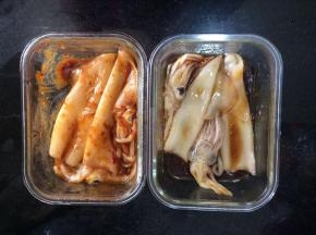用烤肉酱腌制2小时以上，（烤肉酱是辣的，我只腌了两个鱿鱼做成辣味的，所以我又用蚝油，酱油，玉米油，盐，糖腌制了2个做成不辣的）