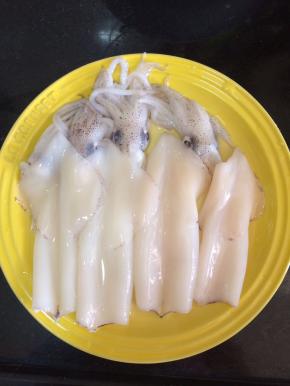 先来处理鲜鱿，把鲜鱿里面的东西全部掏干净，表面的皮也脱下来，